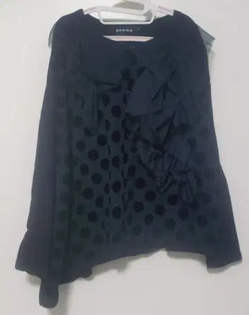 gomme 블랙 도트 무늬 프릴 아지메 긴팔 상의