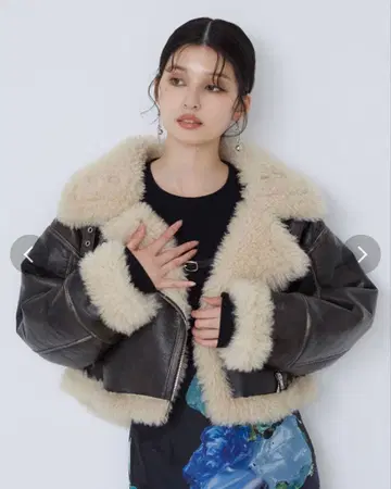 MURUA 언이븐 숏 페이크 무스탕 자켓