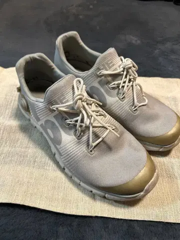 REEBOK 펌프 시리즈 그레이 스니커즈