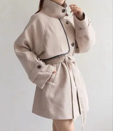 [ 미사용 새상품 ] 제본 파이핑 스탠드 카라 미들 코트 베이지