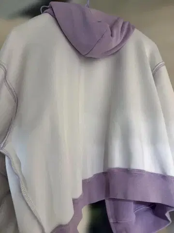 화이트 퍼플 후드 부착 판초