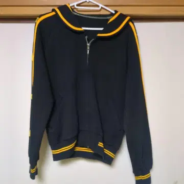 별 모양 장식이 달린 블랙 후드티