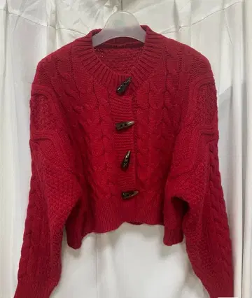 빨간색 케이블 니트 스웨터 긴팔