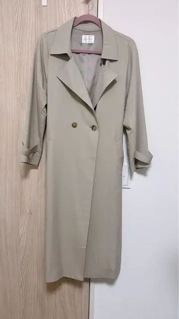 베이지 트렌치코트 더블 브레스트