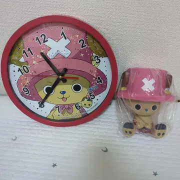 원피스 큰 벽걸이 시계와 초파 피규어