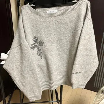 Dr. Lia 크로스 자수 오프숄더 니트