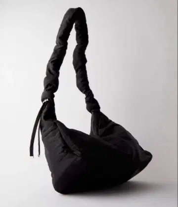 [ 새상품급 ] CLEL 발수 나일론 빅 개더 숄더백 블랙