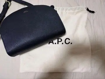 A.P.C 하프문 숄더 블랙