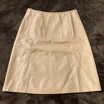 베이지 가죽 미디 스커트