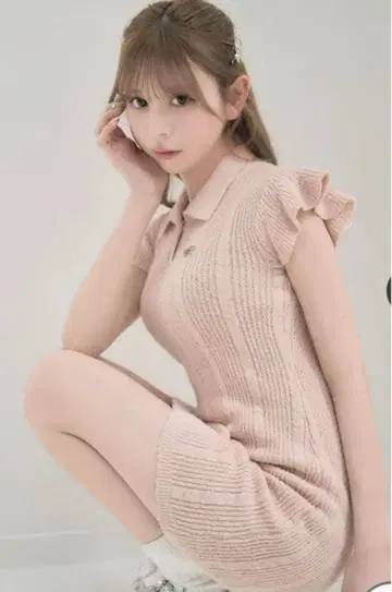 미셸 마카롱 플레어 슬리브 로고 니트 원피스