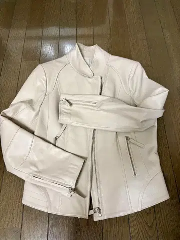 화이트 가죽 자켓