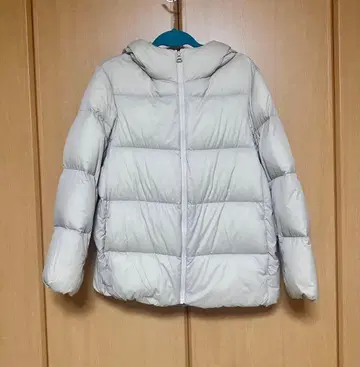 유니클로 울트라 라이트 다운 코쿤 후드티 내추럴 M