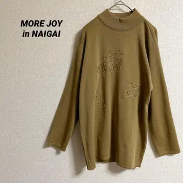 모아 조이 나이가이 [새상품급] 베이지 자수 하이넥 긴팔 니트 M