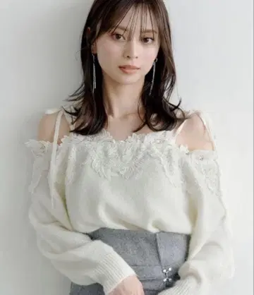 스나이델 레이스 트리밍 오프숄더 풀오버 아이보리