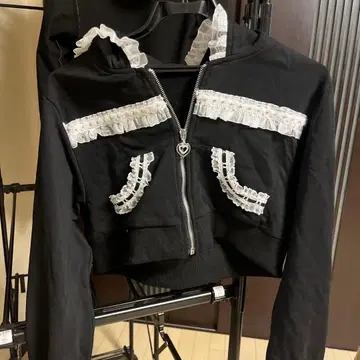 프릴 달린 블랙 셋업