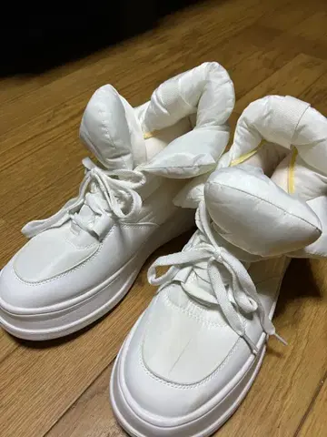 화이트 볼륨 스니커즈 스노우 부츠로도! 패딩 부착 스니커즈 다운