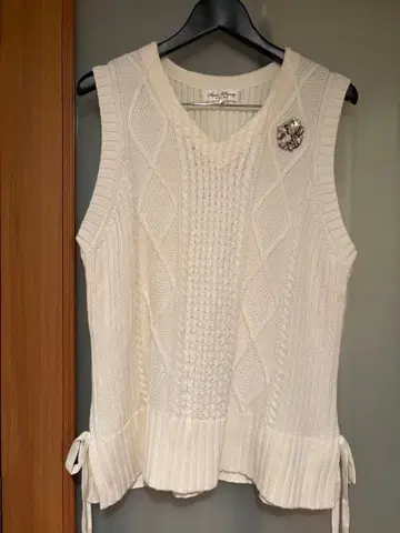 슈퍼 뷰티 비즈 브로치 케이블 니트 베스트