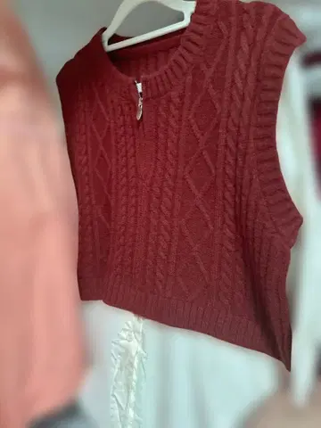 와인 레드 케이블 짜임 슬리브리스 니트 베스트