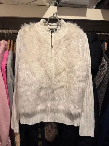 화이트 퍼 니트 긴팔 상의