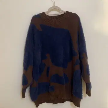 브라운과 블루의 니트 스웨터