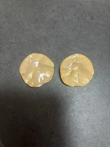 Sea'ds Mara 베이지 골드 텍스처 귀걸이