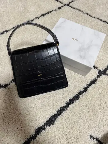 JW PEI 블랙 숄더백