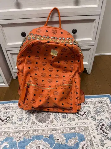 MCM 스터드 장식 오렌지 백팩 [ 정품 ]