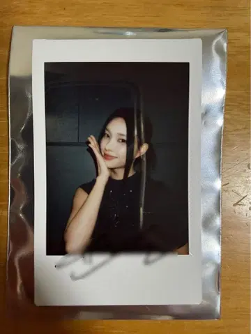 ILLIT NOT CUTE ANYMORE 유나 친필 사인 폴라로이드