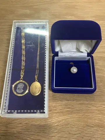 골드 컬러 목걸이와 크리스탈 펜던트