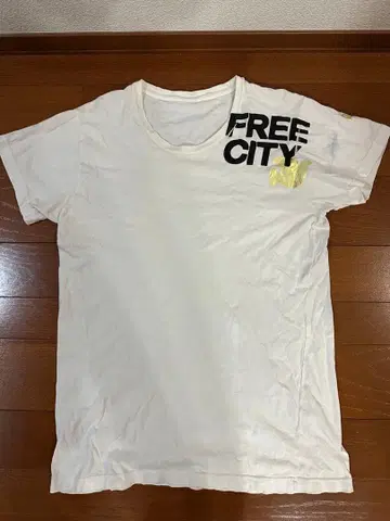 FREE CITY 화이트 골드 프린트 T셔츠