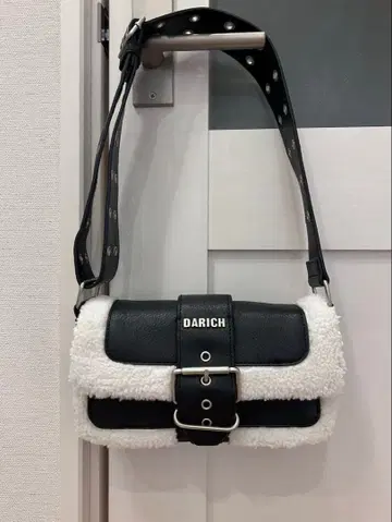 다리치 숄더백 퍼 보아