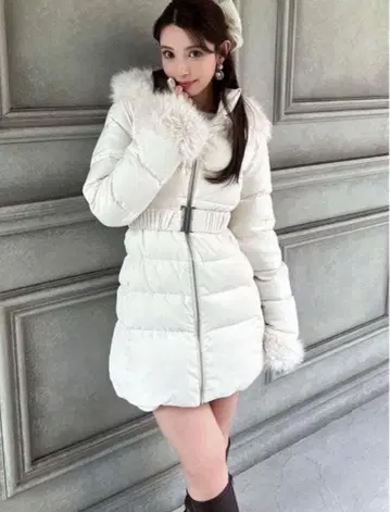 화이트 다운 자켓 후드 부착