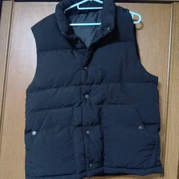 블랙 슬리브리스 다운 베스트