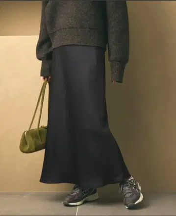 새상품급 뷰티 앤 유스 폴리에스테르 새틴 머메이드 플레어 스커트