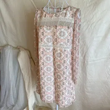 핑크 계열 꽃무늬 쉬폰 원피스 긴팔