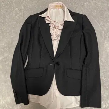 핑크 블라우스와 블랙 자켓