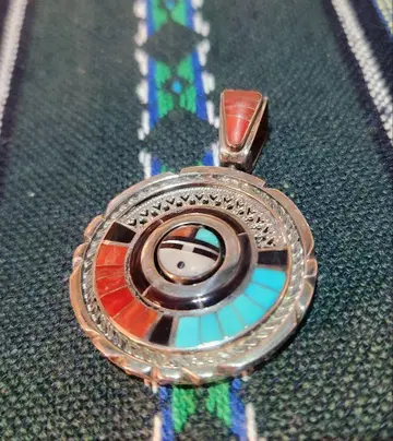 돈데와 펜던트 탑