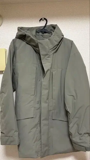 유니클로 하이브리드 다운 후드티 L 사이즈 카키