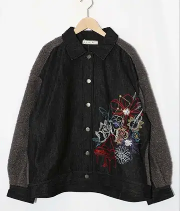 이즈스칼라 553250: 꽃나비 자수 데님 x 푸들 보아 절개 자켓
