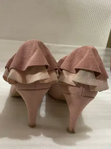 프릴 장식 핑크 스웨이드 펌프스 라우나레아 일본제 23.5