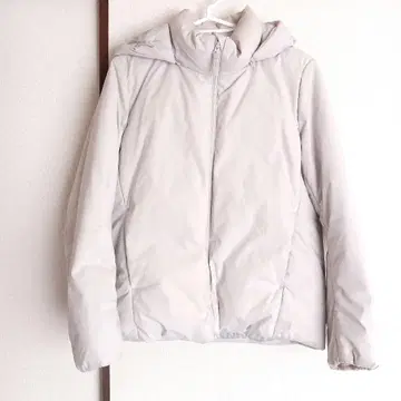 화이트 다운 자켓 후드 부착