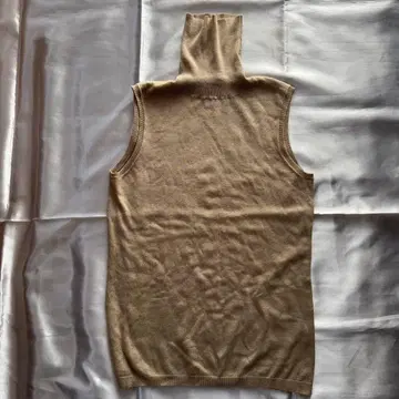 theor 2 베이지 슬리브리스 하이넥 스웨터