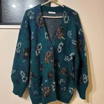 JEANASIS 플라워 라메 페더 V넥 가디건