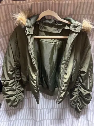 올리브색 MA-1 자켓 퍼 포함