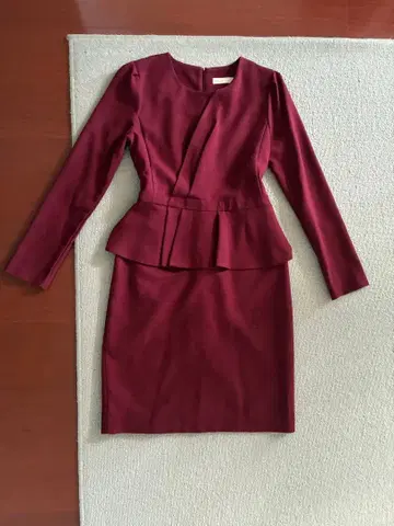 아델라 버건디 페플럼 원피스 새상품급