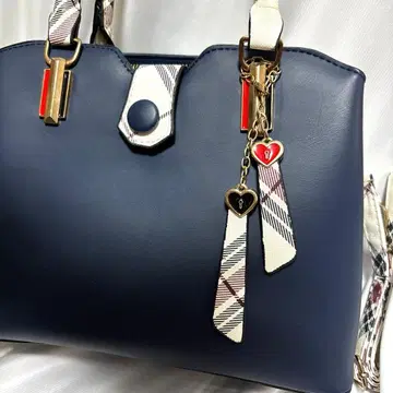 미사용 새상품 네이비 핸드백 숄더백 하트 모양 참 포함. 하자품