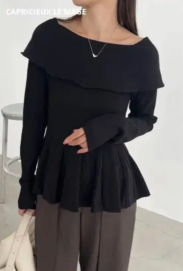 [ 새상품 ] 카프리슈 레마쥬 플레어 보트넥 니트 블랙