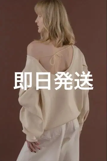 THE TOE Opern 오프숄더 스웨트 아이보리