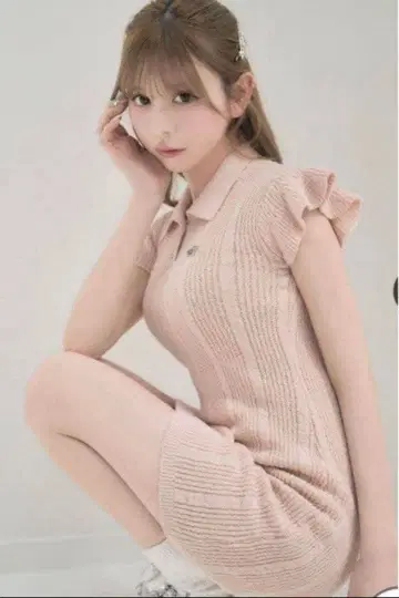 미셸 마카롱 플레어 슬리브 로고 니트 원피스