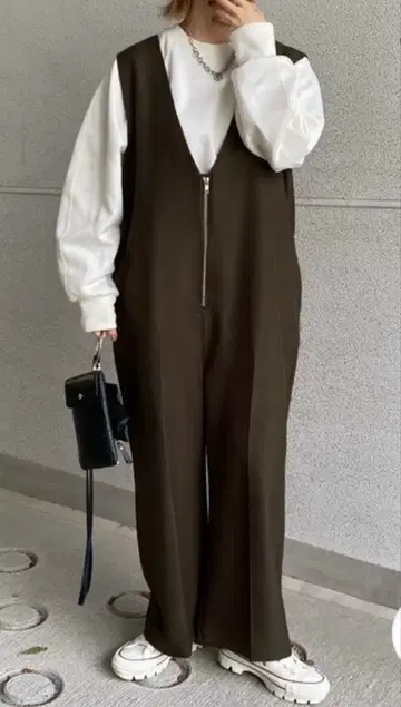 미사용. JUNOAH I라인 프론트 지퍼 올인원 다크 브라운